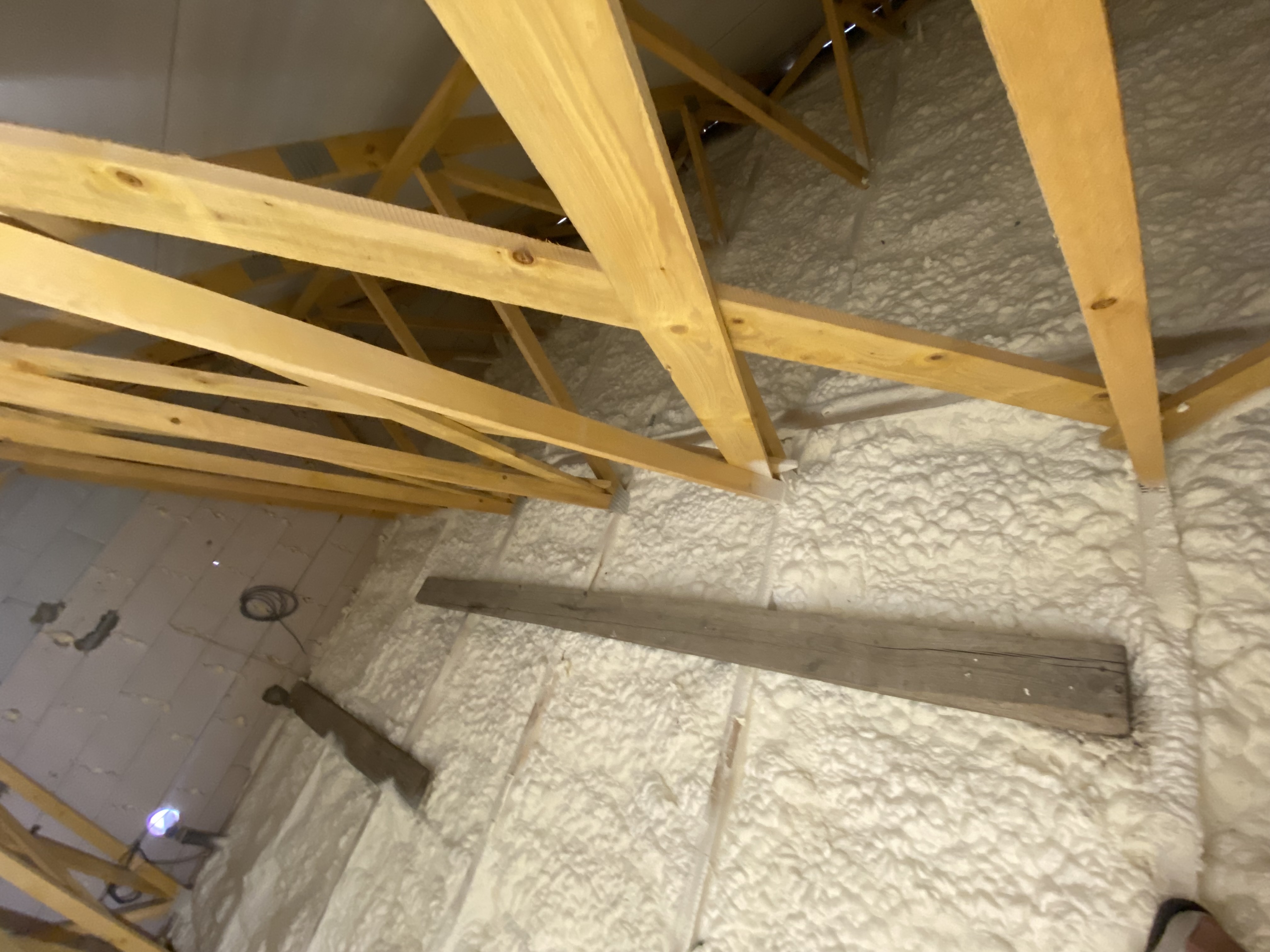 Izolace podlahy vazníkové střechy pur pěnou v síle 30cm